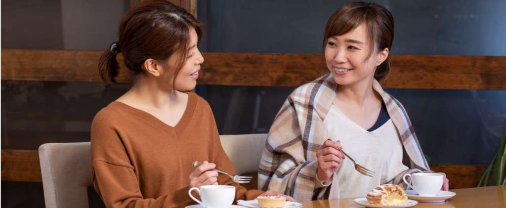 食事をする2人の女性のイメージ